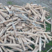 یه مقدار  چوب برای قالب بندی