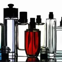 فروشنده خانم در مغازه ی عطر و ادکلن و اکسسوری