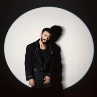 بلیط مهراد جم ردیف۱-۲ سانس اول صندلی های وسط