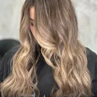 نیازمند مدل ارایشگری رنگ و لایت