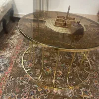 میز جلو مبلی و کنار سالنی