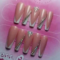 ناخن مصنوعی از جنس کاشت سالنی پرداخت درب منزل