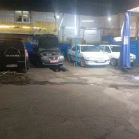 به کارگر دست به آچار مکانیکی