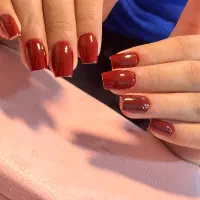 خدمات و آموزش کاشت ناخن