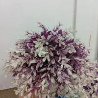 گلدان و گل مصنوعی