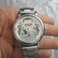 ساعت پشت شیشه ای