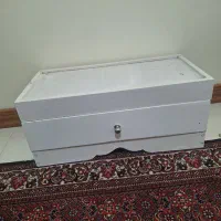 میز چرخ خیاطی  نشسته