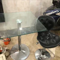 صندلی چرمی و میز شیشه ایی