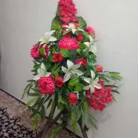 پایه گل بزرگ  کنار سالنی