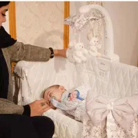 سیسمونی کامل و تخت گهواره کنار مادر