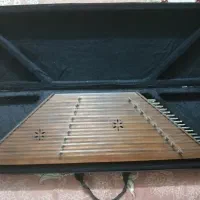 سنتور تمیز و مرتب با کتاب های آموزشی