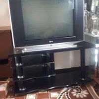 تلویزیون به همراه میزش