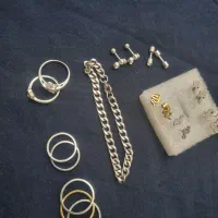 تعدادی گوشواره و پیرسینگ و انگشتر و یک دستبند