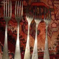 تعدادی قاشق چنگال ورشو قاجاری|ظروف سرو و پذیرایی|شیراز, شاهچراغ|دیوار