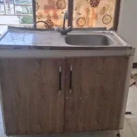 سینک ظرفشویی فلزی و سنگ روی کابینت