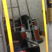 دکور‌ارایشگاه مردانه آینه کمد کشوچوبی تابلو‌‌سرشور