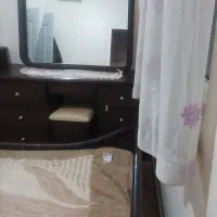 تخت دو نفره به همراه تشک و میز آرایش