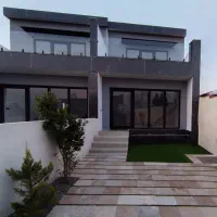 ویلادوبلکس-مدرن-با-حیاط-بزرگ-و-طراحی-متفاوت-و-جذاب