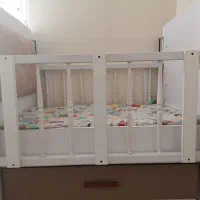 تخت خواب کنار مادر