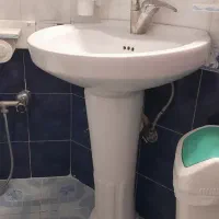 رو شویی همراه پایه.