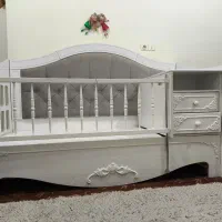تخت خواب همرابا کمدویترین میشه کتابخانه استفاده شد