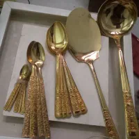 یک تابلو سینی ژاپنی و یک زودپز و قاشق کفگیرطلایی