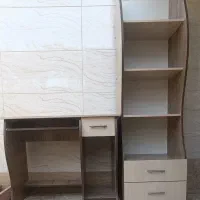 میزه تحریر و قفسه کتاب