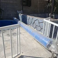 چادر برزنت ریل دار روی استخر باغ در پاییز زمستان