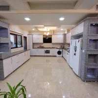 کارآموز نصب برچسب کابینت