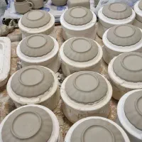 نیرو خانم برای ریخته گری کارگاه تولید ظروف سرامیکی