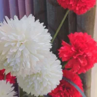 گل مصنوعی کنار سالنی بسیار شیک