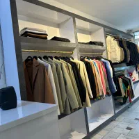 قفسه های لباس بوتیک.