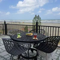 کلبه سوئیسی تک خواب با جکوزی۲نفره تراس دارلب ساحل