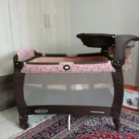 تخت کنار مادر