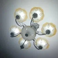 لوستر نور ملایم چشم نمیزنه چراغ ها به طرف بالا است