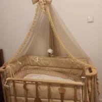 تخت کنار مادر