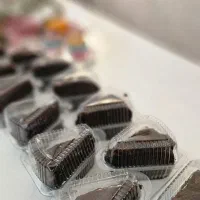 یک رینگ کامل کیک خیس موجود هست