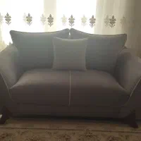 یکی مبل دونفره ی راحتی بفروش میرسد