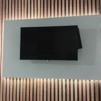 تلویزیون ال ای دی TcLدرحدنو سالم باجعبه پایه کنترل