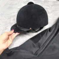 شلوار و کلاه سوارکاری با اسب|اسب و تجهیزات اسبسواری|بروجن, |دیوار