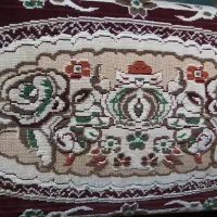 یک جفت پشتی سنتی باطرحی زیبا بازمینه کرم رنگ