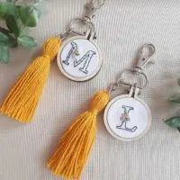 آویز گلدوزی شده