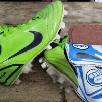 یک‌جفت‌کفش‌استوک‌‌چمن‌‌سایز‌۳۷/۳۸همراه‌باساق‌بند‌