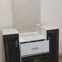 یک عدد آباژور ، دراور اینه دار ، ساعت شیک