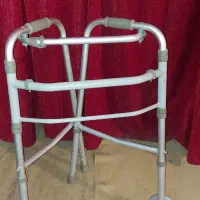 واکر ومیز تنظیم شو و عصا و کپسول اکسیژن