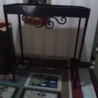 یک عدد منقل و چند عدد میز و صندلی