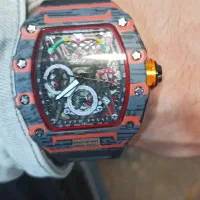 یک ساعت ریچارد میل اصلی و یک گوشی آیفون ۱۷پرو