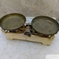 ترازوی قدیمی با وزنه هاش