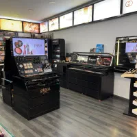 فروشنده مغازه آرایشی RCL