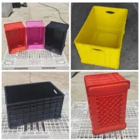 تعدادی سبد صنعتی جای مرغ. میوه
